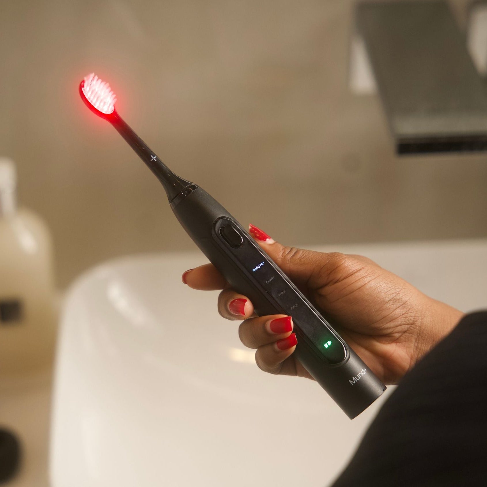 Mundplus One Schallzahnbürste in moderner Badezimmer-Umgebung