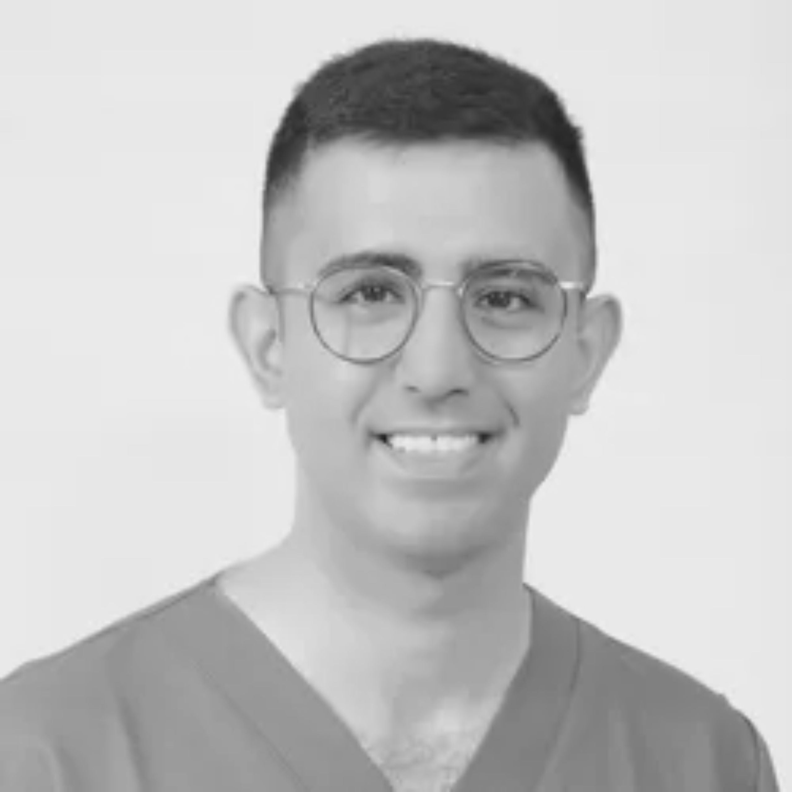Zahnarzt Dr. Deniz Uzun über Rotlicht in der täglichen Mundpflegeroutine